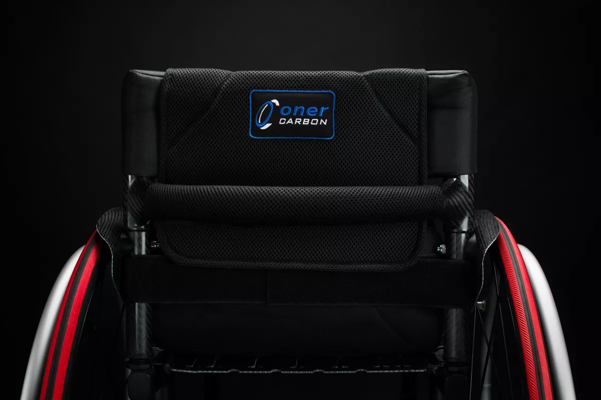 Oparcie wózka Oner Carbon z logo — widok z tyłu